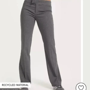 Kostymbyxor  - Skitsnygga kostymbyxor från Nelly i bra skick, de ända är att de blivit lite noppriga vid innerlåren men de är inget som syns!