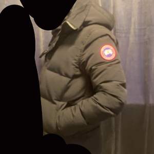 Nu säljer jag min stiliga canada goose MacMillan jacka då jag har växt ur den Storlek xs men passar s också. 100% äkta ni kan legit checka osv då jag inte har kvitto för köpte den av min kusin(: