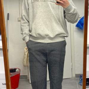 Grå oversized weekday sweatshirt med broderat print. Små bruna fläckar på framsidan som knappt syns (bild 3)   