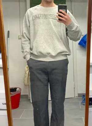 Grå oversized weekday sweatshirt med broderat print. Små bruna fläckar på framsidan som knappt syns (bild 3)   