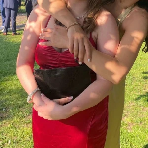 Balklänning - En röd din balklänning, är i bra skick, använt en gång. Inga fläckar🩷