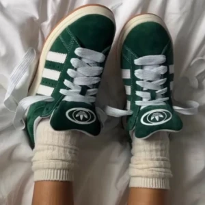 Adidas campus 00  - Säljer adidas campus 00 i färgen grön.  Nypris 1249kr! Säljer för 1000kr+ frakt🩷 Helt oanvända!😊