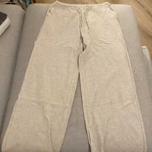 Linnebyxor - Beigea linnebyxor från Josefine HJ:s kollektion med NAKD. Säljer även matchande blazer