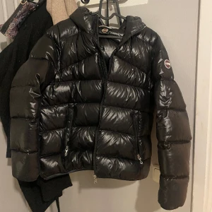 Colmar jacka dam - Superfin jacka använd ungefär en halv vinter, jätte fint skick 