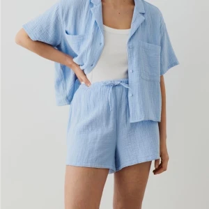 Gina trikot, pjamas shorts  - Fina pjamasshorts från Gina Tricot i en söt blå färg💙. Otroligt bra skick, i princip aldrig använda! Stl XS, men väldigt stretchiga, passar upp till M🥰.