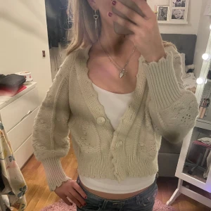 Beige kofta - Säljer denna söta koftan som jag köpt på sellpy för 400 kr. Skriv vid frågor annars köp nu!💗