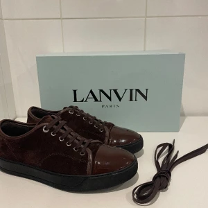 Lanvin skor - Hej! Säljer nu dessa superfina lanvin skor. Skorna är i kanon skick 9,5/10. Med skorna medföljer även box och extra skosnören. Uk 6 passar 40-41