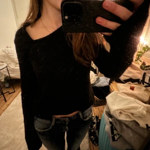 Slutsåld stickad svart tröja LeGer!! - Slutsåld tröja från LeGer!! Varm och skön med en asymmetrisk urringning:) Pris kan diskuteras men den är inte använd särskilt mycket🫶🏻 Storleken är M men passar mig som har S/Xs bra:) Ärmarna är långa och mysiga❤️