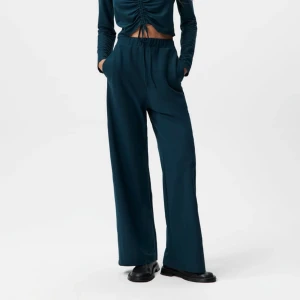 Zara byxa - Byxor från zara med fickor, använda fåtal gånger så i nyskick💞 har ett par liknande byxor i svart som jag säljer🫶🏼