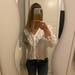 Blus  - Vit jätte söt blus från zara  kommer inte till användning längre.