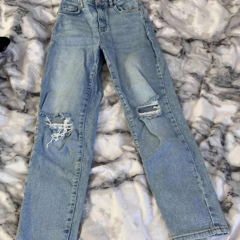 Fina jeans från Gina som säljes då jag inte använder de längre! De är i barnstorlek 146 men skulle säga att de motsvarar XXXS-XXS! 120kr+frakt💕. Jeans & Byxor.