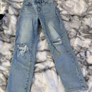 Fina jeans från Gina som säljes då jag inte använder de längre! De är i barnstorlek 146 men skulle säga att de motsvarar XXXS-XXS! 120kr+frakt💕