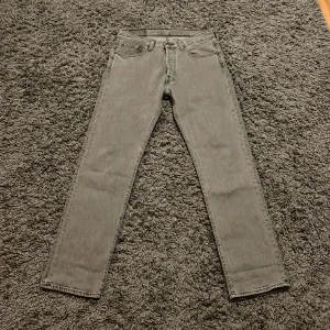 Levis 501 - Nya gråa Levis 501 i storlek L 30 W 29. Inte använda. Nytt skick. Kvitto kvar. Skriv om ni har några funderingar. Pris kan diskuteras. De svarta är använda några gånger och har ett hål under gylfen.