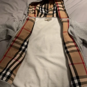 Burberry kofta - Säljer nu min as feta burberry kofta 9/10 skick. Koftan är använd 1-4 gånger. Pris kan diskuteras vid snabb affär. Kom dm.