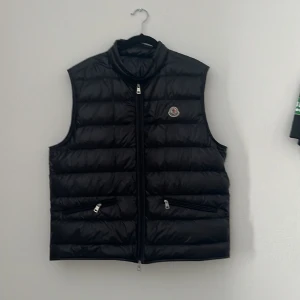 Moncler gui väst stl 6  - Moncler väst i nyskick inga defekter eller fläckar såklart äkta kan visa Scan för den som är intresserad , hör av er vid frågor 