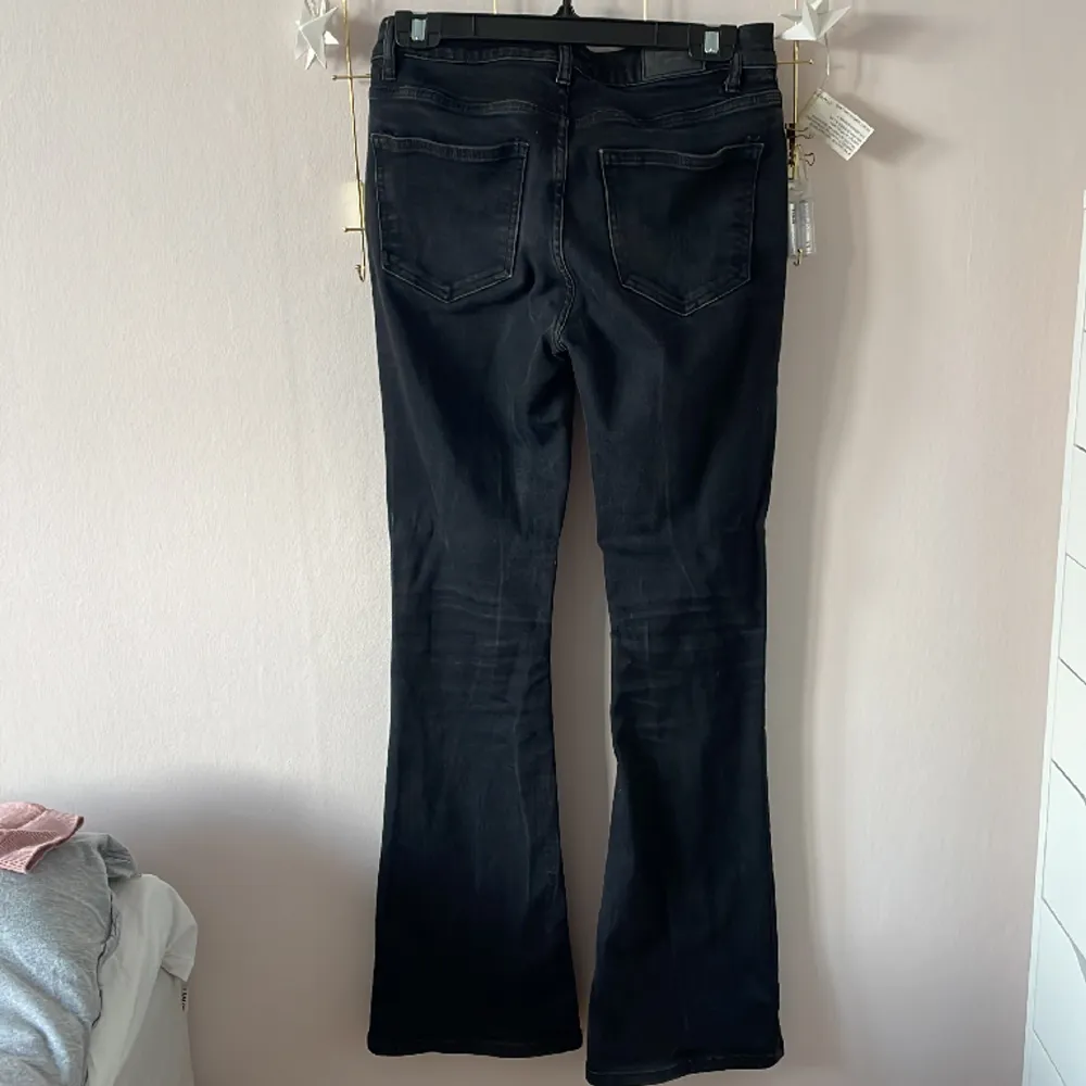 Jag säljer mina svarta bootcut jeans (storlek 38) från ginatricot! Använda ett par gånger men är i väldigt bra kvalite💓Ifall du har några frågor eller funderingar eller behöver fler bilder så är de bara att höra av dig!. Jeans & Byxor.