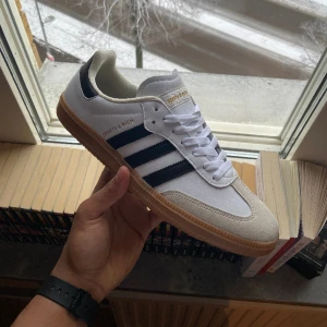 Adidas x Sporty Rich Samba White/Black - Säljer dessa sällsynta sambas som går för ca 1800kr på stockX då jag inte har behov av skorna! Fråga mig gärna om passform då sambas är lite speciella i formen. För fler frågor så skriv jätte gärna till mig! HELT OANVÄNDA!