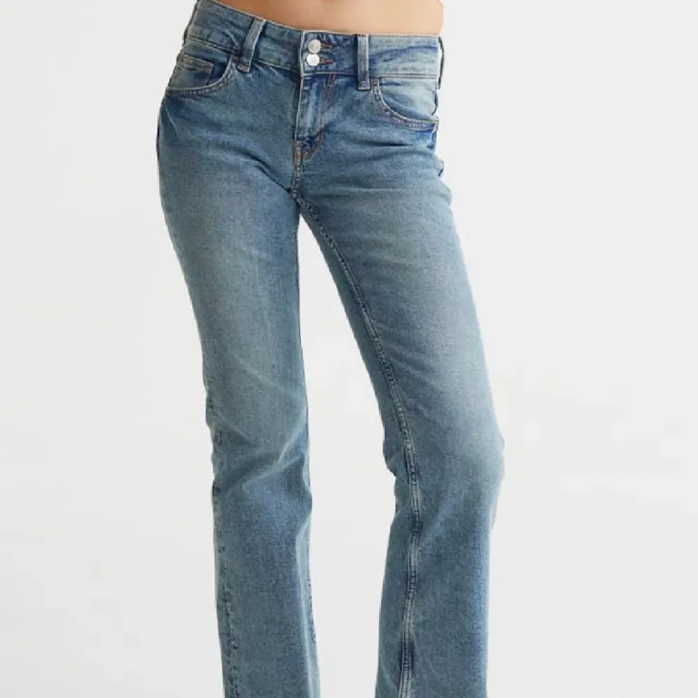 Säljer dessa slutsålda populära jeans från H&M, sparsamt använda🩵jag är runt 165. Jeans & Byxor.