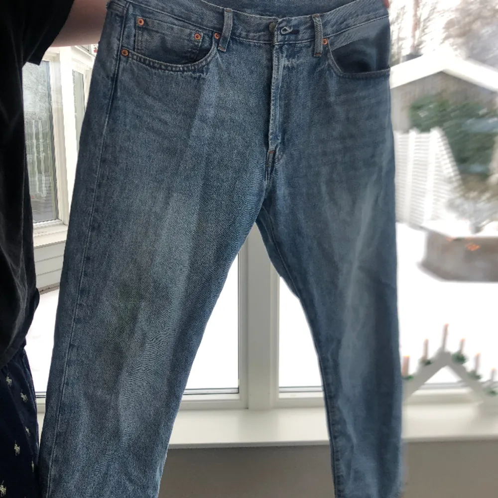 Ljusblåa levis jeans. Bra skick, använts få gånger. Storlek W34 L32. Passar kille som är 190cm och väger 85kg. . Jeans & Byxor.