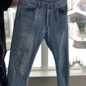 Ljusblåa levis jeans. Bra skick, använts få gånger. Storlek W34 L32. Passar kille som är 190cm och väger 85kg. 