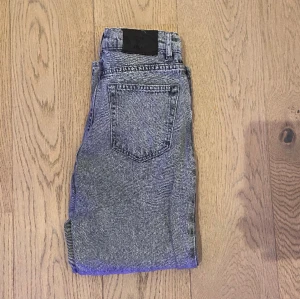 Grå Grunt jeans - Tjena! Säljer dessa Grunt jeans till ett värde av 600kr säljer dessa för 200kr, men priset diskuteras vid snabb affär.