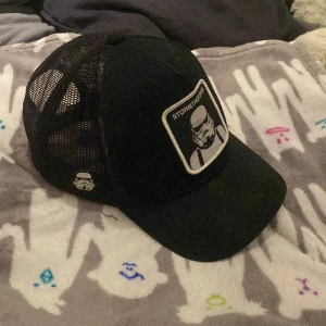 Riktig snygg keps - Hej, Jag säljer en svart stormtrupper keps från capslab, jag använt kepsen i ett halv år nu men den har fortfarande ett riktigt bra sick.  8,5/10 i sick