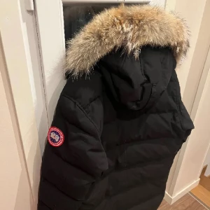 Canada Goose Carson Parka - Canada goose svart jacka storlek m kommer med päls. Använd en bra tag men är fortfarande i väldig bra skick typ 7/10.  Äkta så klart. Pris kan sänkas vid snabb affär 