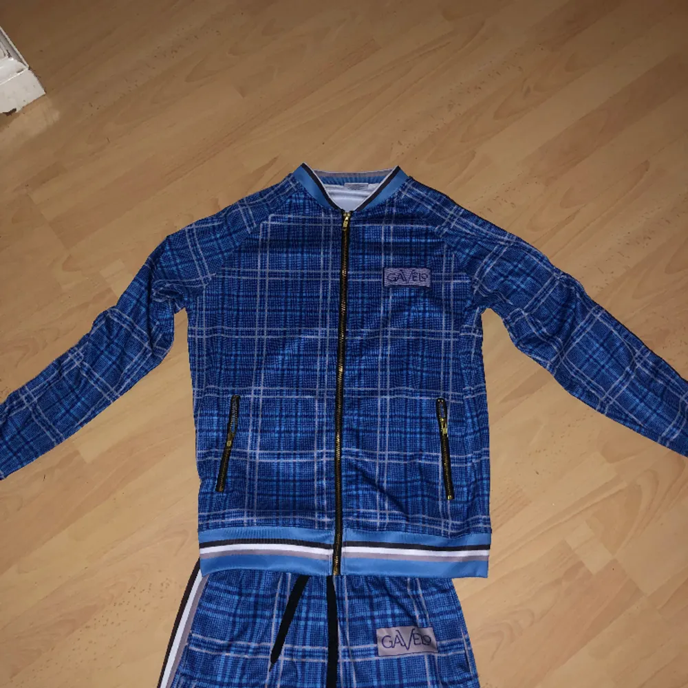 Säljer nu min GAVELO track brixton blue pants and jacket. Helt i ny skick använd fåtal gånger. Pris kan diskuteras vid snabb affär priset är inte hugget i sten.. Hoodies.