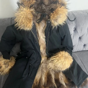 Garoff vintejacka - Använt den några gånger inget skador, jättevarm jacka med äkta päls, storlek 36