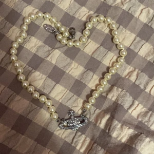 Vivienne Westwood halsband - Köpte denna Vivienne Westwood halsband från plick men ångrade mig när den kom och ville ha en annan design istället. Så nu säljer jag denna. Inga fel har bara tagit ut halsbandet för foto. Halsbandet är en kopia tror jag. 