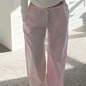 Rosa pyjamasbyxor  - Rosa pyjamasbyxor i nyskick hör av er om frågor osv🩷🩷💗💕