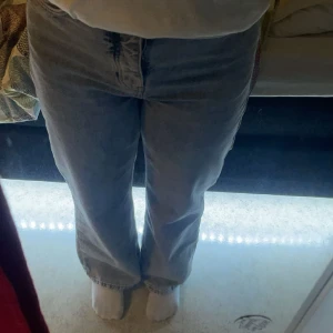 Jeans - Säljer ett par baggy jeans från Bik Bok. Helt nya använda 1 gång. Skulle säga att dom är i storlek S/M✨Säljer för att dom inte kommer till användning💕