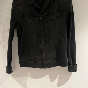 Replay jacka - Jackan är något år gammal, och köpt på NK i Götteborg. Jackan är limeterad samt att den är fläck och skad fri och är sparsamt använd.  Men Skicket på jackan är 9/10.