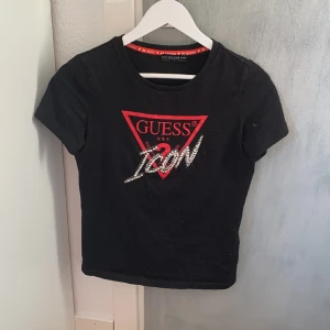 GUESS t shirt  - Säljer för den kommer inte till användning, mycket bra skick endast använd ett fåtal gånger ❤️‍🔥❤️‍🔥