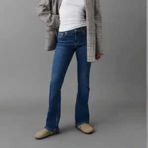 Säljer mina bootcut jeans,low waist från ginatricot. Säljer då dem är lite för långa för mig, är 162cm. Dem är lite slitna längst ner då jag gått lite på dem (bild 2) men inget man tänker på. Köpt för 500kr, köparen betalar frakt. Fler bilder finns:)