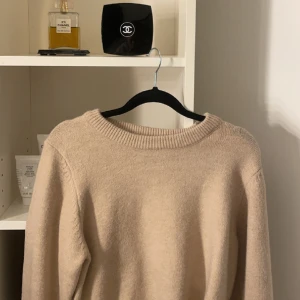 Stickad tröja  - Jätte fin stickad tröja, köpt på zalando för 400, aldrig kommit till användning pågrund att jag har flera liknande, så tröjan är verkligen som helt ny, pris kan diskuteras 