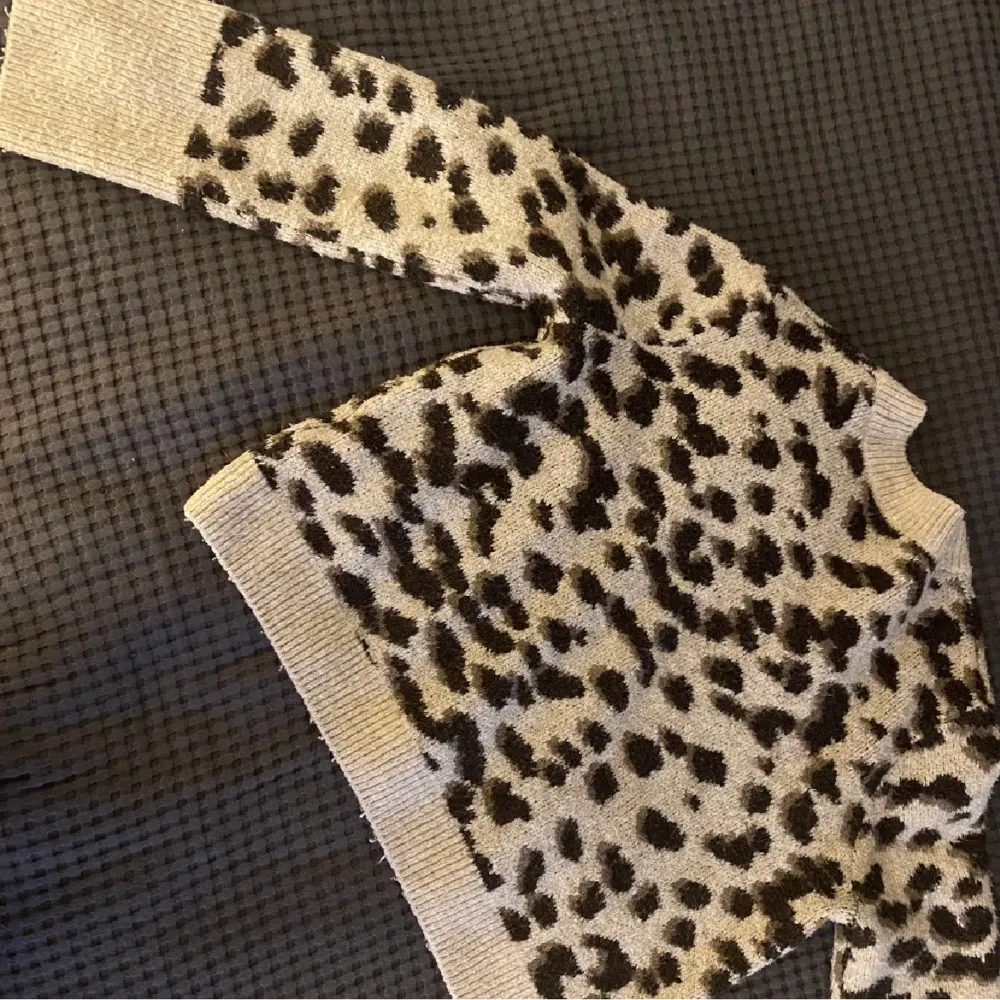 Säljer denna populära stickade leopard mönstrade tröjan ifrån hm i storlek XS. Den säljs för den inte kommer till användning.. Stickat.