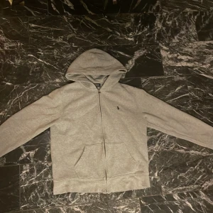 Ralph Lauren tröja - Hej! Säker denna snygga Ralph lauren zip-hoodien för endast 300kr, ny pris 850kr. 