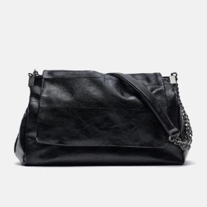 Zara väska  - Säljer denna trendiga väskan från zara! Jätte fin men inte kommit till någon användning senaste tiden🌸 köpt för 400kr. Köparen står för frakten☺️