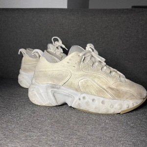 Acne Studis pre-distressed manhattan sneakers - Skick: 4/5 (Modellen ska se ”smutsig ut” dem var så när jag köpte dem) Nypris: 4799kr Storlek: 44 (10,5)