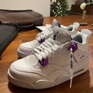 Jordan 4 metallic purple - Storlek 39 Väldigt bra skick Säljer pga för små 