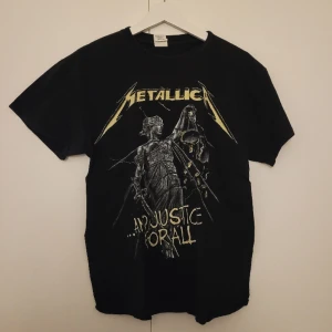 Metallica T-shirt - En svart Metallica T-shirt i fint skick. Tryck på både framsida och baksida.