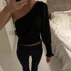 Blus - Glittrig offshoulder blus 