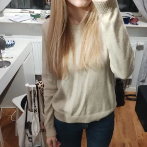 Beige stickad  - Jättefin beige stickad tröja från vila, bra skick och stl s