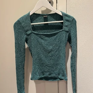 Topp - Ginatricot topp som inte säljs längre, storlek XS men passar som en S. Långärmad, fint skick!