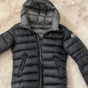 Helt ny Colmar jacka - Säljer min helt oanvända nya colmarjacka då den inte går att lämna tillbaka och behöver en större storlek. Intresserad av byte.  Lånad bild. Grå inuti, kvitto och prislapp samt låda kvar. Nypris- ca 4000kr på rabatt 