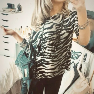 Zebra tröja - Supercool one shoulder tröja med zebramöster! 🦓storlek S men i en större modell, skulle säga att den passar M också :)