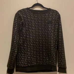 Armani tröja  - Hej… säljer min Armani tröja då ja växer ur den använd cirka ett halvår För mer info så är de bara att höra av sig  