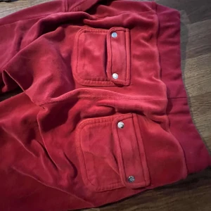 Juicy couture  - Det är en knappt där fram som saknas men annars bra skick osv 