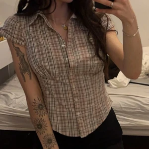 Kortärmad skjorta  - En y2k aktig skjorta/blus. 